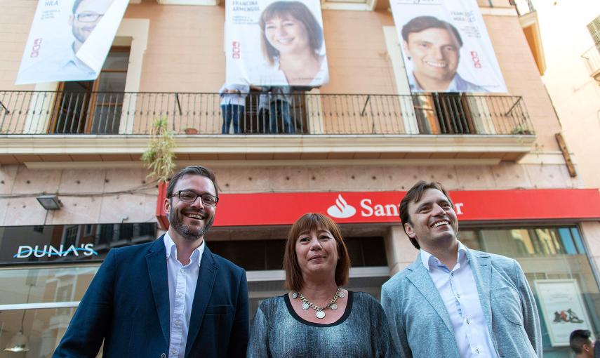 La candidata del PSIB-PSOE a la presidencia del Govern de les Illes Balears, Francina Armengol (C), el candidato del PSIB-PSOE a la presidencia del Consell de Mallorca, Francesc Miralles (d), i el candidato al ayuntamiento de Palma de Mallorca, José Hila