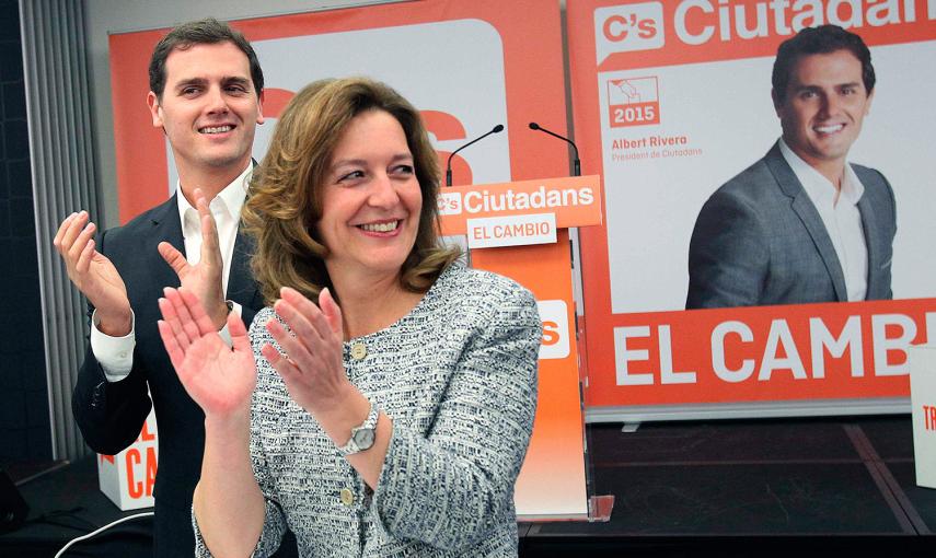 El presidente de Ciudadans, Albert Rivera, junto con la candidata del partido a la alcaldía de Barcelona, Carina Mejías, en la cena con militantes en Barcelona con que Ciudadanos da inicio a la campaña de las elecciones municipales. EFE/TONI GARRIGA