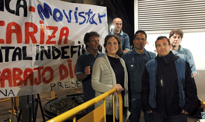 La líder de Barcelona En Comú, Ada Colau, junto a trabajadores de Movistar, durante el inicio de la campaña electoral para las próximas elecciones municipales y autonómicas del 24 de mayo, esta noche en Barcelona. EFE/Marta Pérez