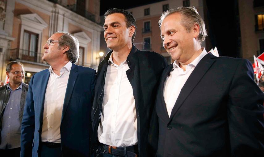 El secretario general del PSOE, Pedro Sánchez (c), junto a los candidatos a la Comunidad de Madrid, Ángel Gabilondo (i), y al Ayuntamiento de Madrid, Antonio Miguel Carmona (d), en el inicio de campaña electoral de los socialistas para la autonómicas y mu