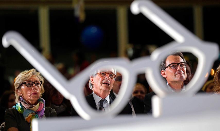 El alcalde y candidato de CiU, Xavier Trias (c), acompañado por el presidente de CiU y de la Generalitat, Artur Mas (d), al inicio de la campaña electoral en un acto celebrado en el barrio del El Guinardò de Barcelona. EFE/Toni Albir