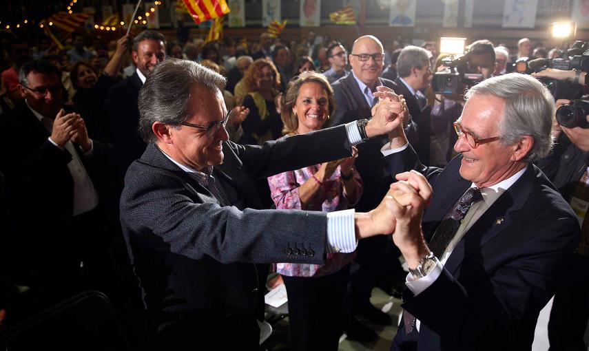 El alcalde y candidato de CiU, Xavier Trias (d), acompañado por el presidente de CiU y de la Generalitat, Artur Mas (i), al inicio de la campaña electoral en un acto celebrado esta noche en el barrio del El Guinardò de Barcelona. EFE/Toni Albir