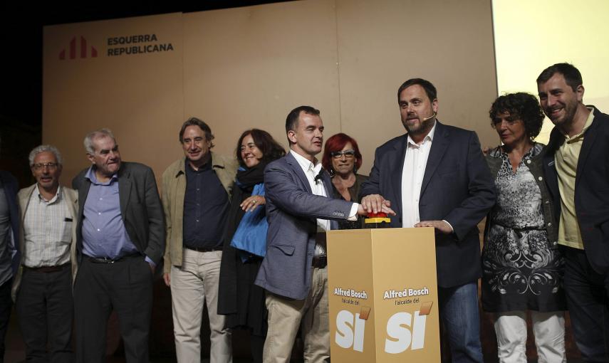 El líder de ERC Oriol Junqueras y el candidato Alfred Bosch durante el inicio de campaña electoral que se celebró anoche en Barcelona./ EFE/Alejandro García