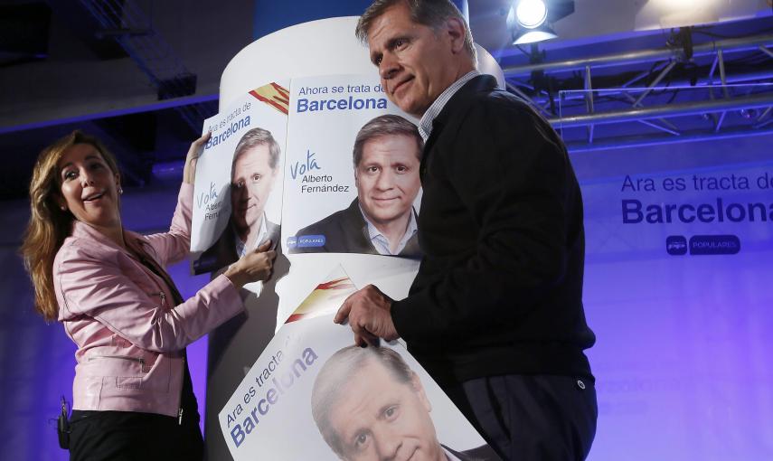 El candidato al Ayuntamiento de la ciudad de Barcelona, Alberto Fernández Díaz  y la presidenta del PPC, Alícia Sanchez -Camacho, pegan simbolicamente los primeros carteles del inicio de la campaña./ EFE/Susanna Sáez