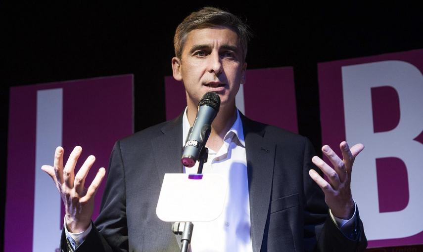 El candidato de UPyD al Ayuntamiento de Madrid, David Ortega, interviene en el acto de inicio de su campaña en la plaza de la Independencia./ EFE/Luca Piergiovanni