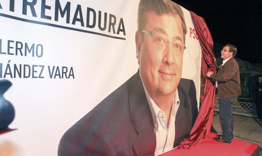 El candidato del PSOE a la presidencia de la Junta de Extremadura, Guillermo Fernández Vara, inicia la campaña electoral con la tradicional pegada de carteles para la elecciones autonómicas 2015./ EFE/Jero Morales