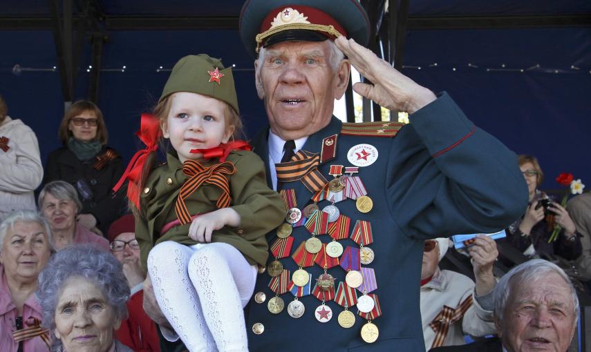 A World War Two veteran salutes as he watches the Victory Day parade in Barnaul. REUTERS/Andrei Kasprishin