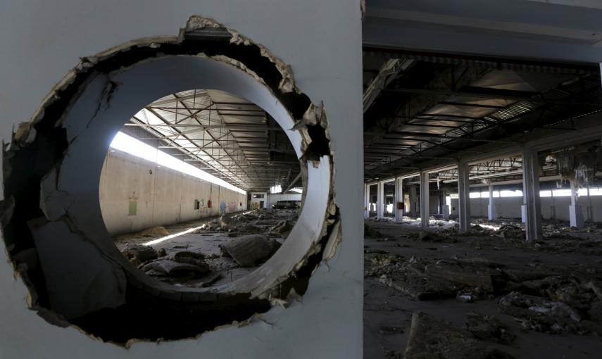 El interior de una fábrica textil abandonada en 1995, cerca de la ciudad de Larissa en la región de Tesalia, Grecia. Son los restos de la industria de la región del Peloponeso, otrora floreciente, que ha sufrido una caída del 30% en su producción de su pi