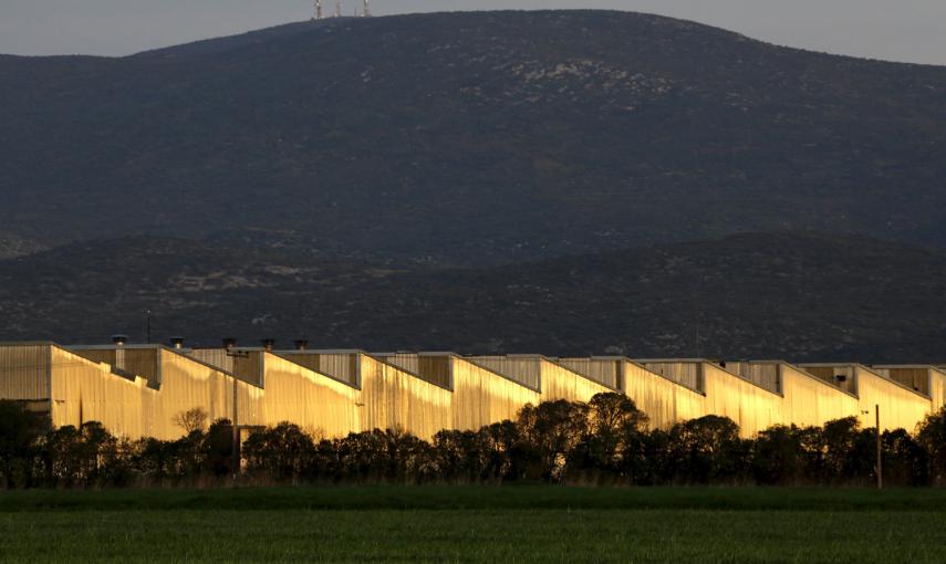 La fábrica de Izola en la ciudad de Tebas, en la región Sterea Hellas, Grecia 25 de abril de 2015. Izola Fabricaba electrodomésticos desde 1930 hasta su cierre en 1986. -REUTERS / Yannis Behrakis