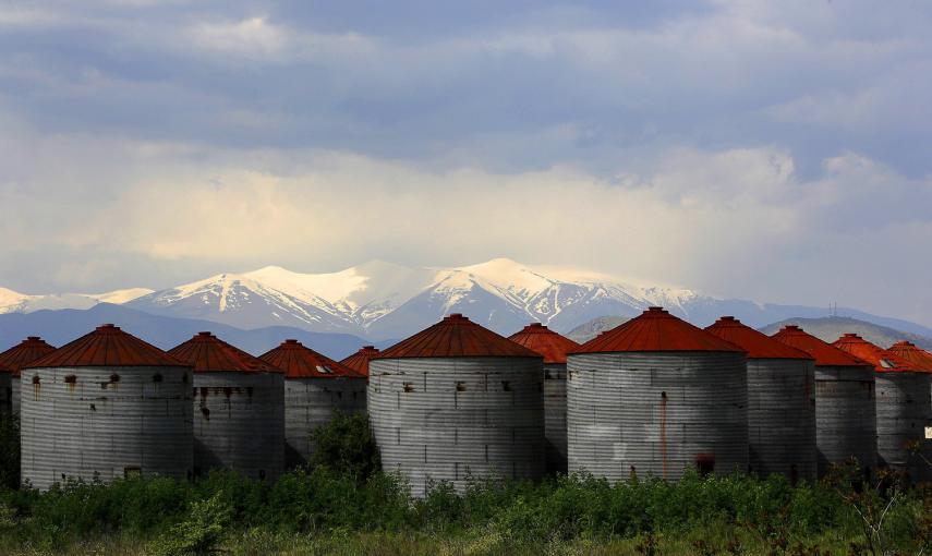 Silos abandonados frente al nevado monte Olimpo, cerca de la ciudad de Larissa en la región de Tesalia, Grecia.- REUTERS / Yannis Behrakis