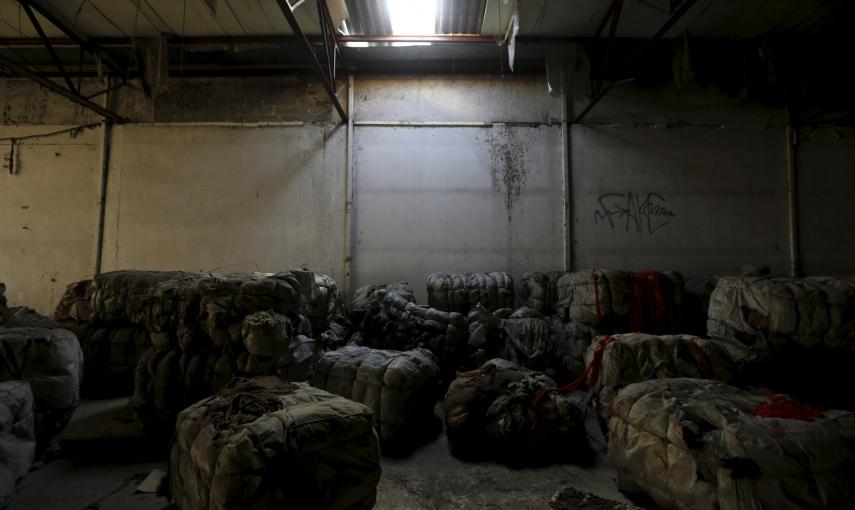 Cajas de hilo de algodón dentro de una fábrica de hilado de algodón que se cerró en 2000 en la ciudad de Larissa, en la región de Tesalia, Grecia.- REUTERS / Yannis Behrakis