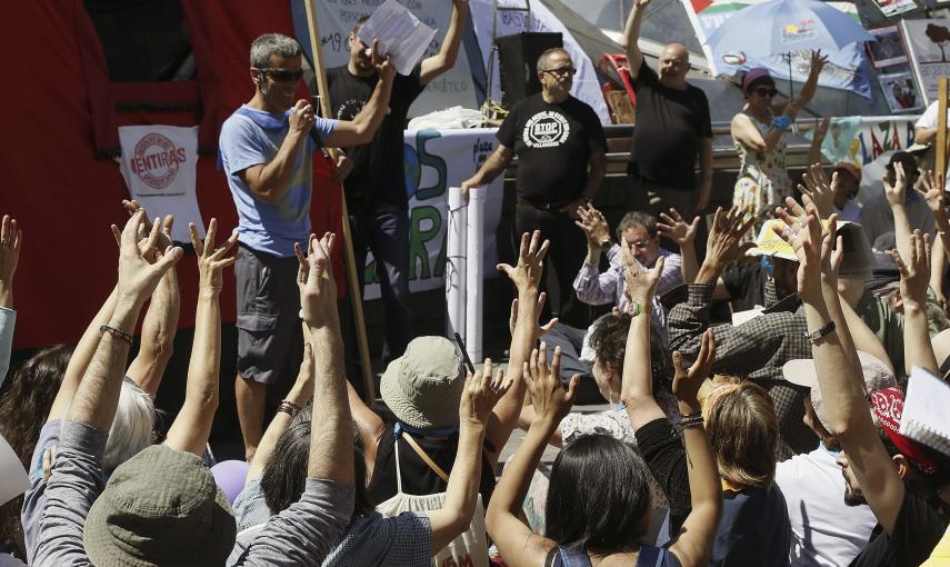 El movimiento 15M celebra su cuarto aniversario en la Puerta del Sol con cientos de ciudadanos participando en asambleas y actividades lúdicas. EFE/Fernando Alvarado