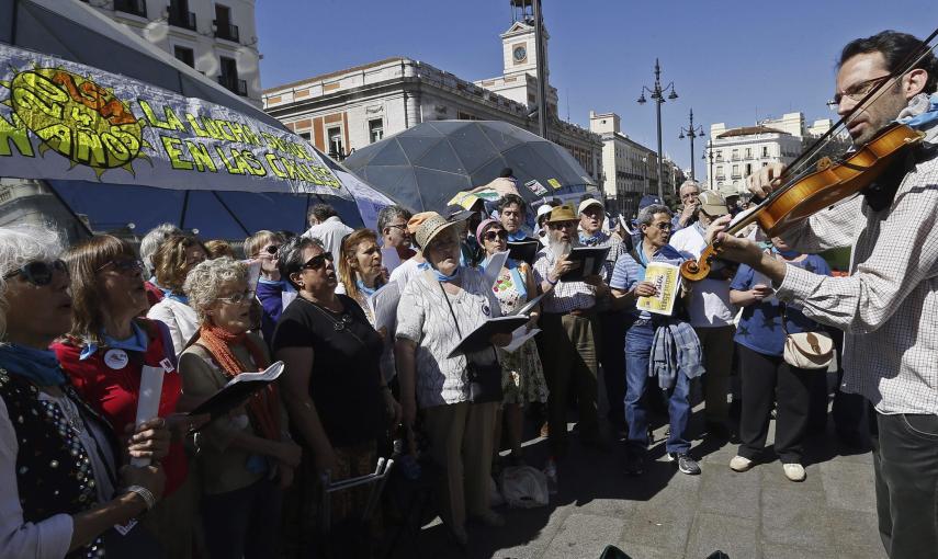 El movimiento 15M celebra su cuarto aniversario en la Puerta del Sol con cientos de ciudadanos participando en asambleas y actividades lúdicas. EFE/Fernando Alvarado