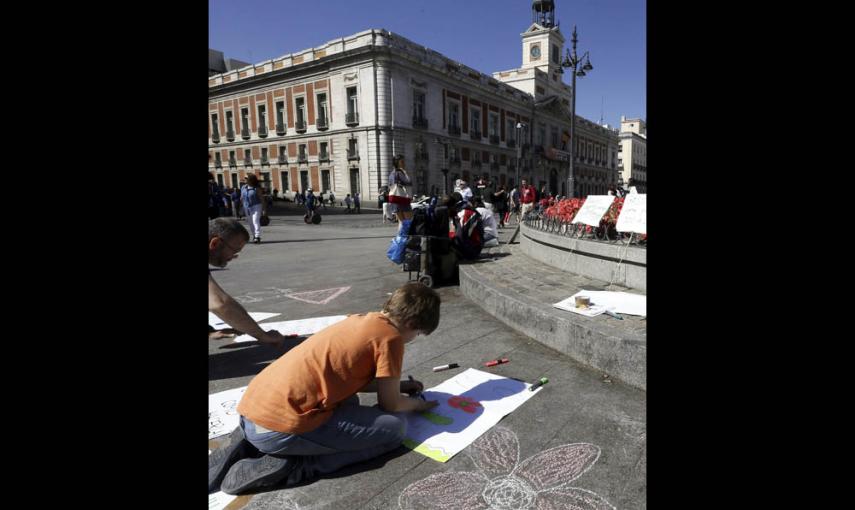 El movimiento 15M celebra su cuarto aniversario en la Puerta del Sol con cientos de ciudadanos participando en asambleas y actividades lúdicas. EFE/Fernando Alvarado