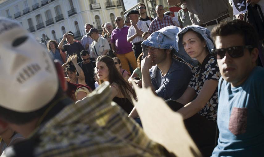 Más de un centenar de personas permanecen concentradas en la madrileña Puerta del Sol para celebrar el cuarto aniversario del movimiento 15M en una jornada de protesta que se prolongará a lo largo del día. EFE/Luca Piergiovanni