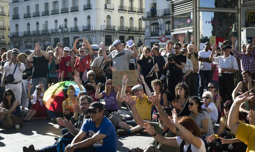 Más de un centenar de personas permanecen concentradas en la madrileña Puerta del Sol para celebrar el cuarto aniversario del movimiento 15M . EFE/Luca Piergiovanni