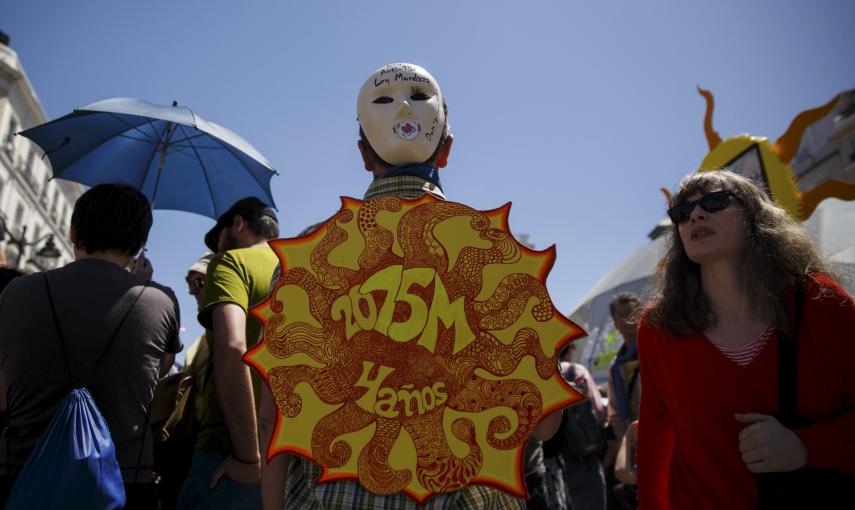 Una de las personas concentradas en la madrileña Puerta del Sol para celebrar el cuarto aniversario del 15M. REUTERS/Andrea Comas