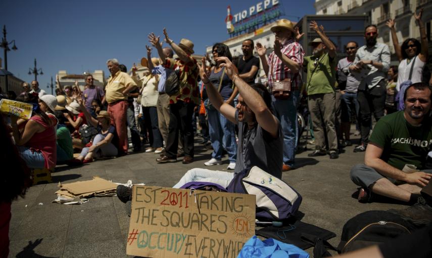 Más de un centenar de personas permanecen concetradas en la Puerta del Sol en la celebración del aniversario del 15M. REUTERS/Andrea Comas