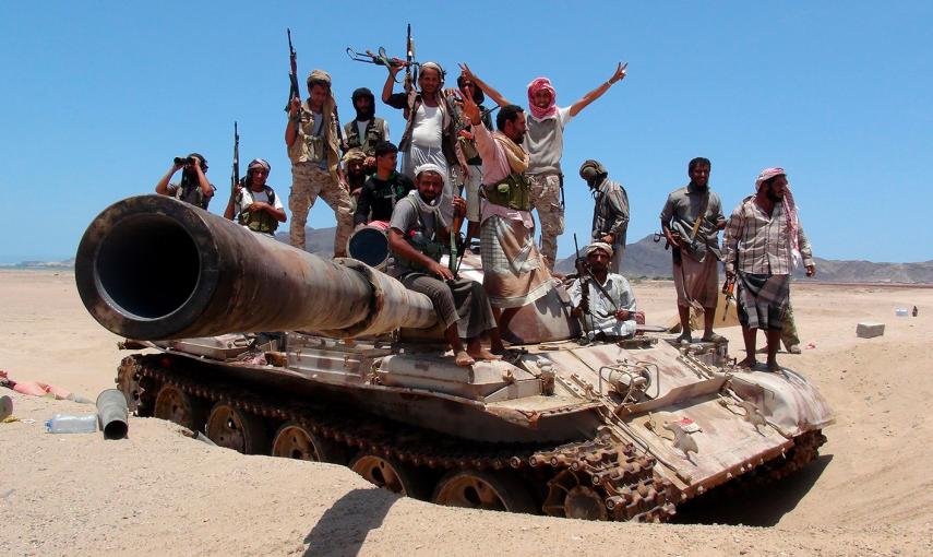 Combatientes anti-Houti de la Resistencia Popular del Sur, posan subidos en un tanque, en la ciudad yemení de Adén.- REUTERS/STR