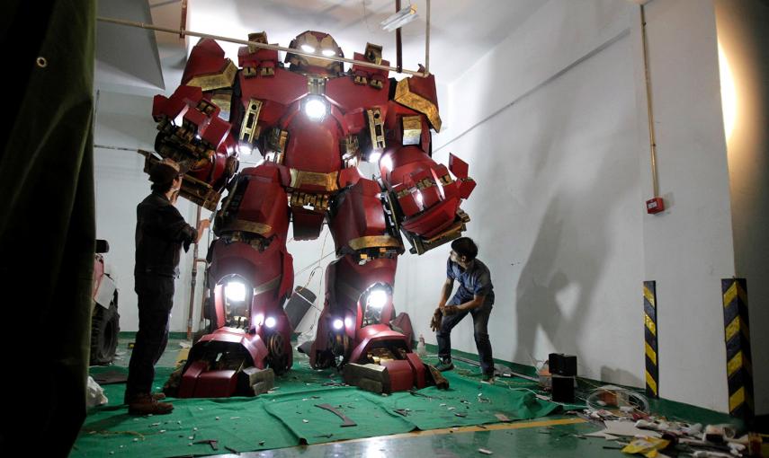 Xing Yile, profesor de arte de una escuela secundaria, trabaja con un amigo en una réplica casera de la armadura 'Hulkbuster' de Iron Man, en un estacionamiento subterráneo, en Zhengzhou (China).- REUTERS/STR