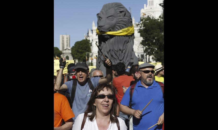 Un momento de la manifestación convocada por el 15M con el lema "2015M: No nos amodazarán. La lucha sigue en las calles" que discurre entre Cibeles y la Puerta del Sol, en Madrid. Efe/Kiko Huesca