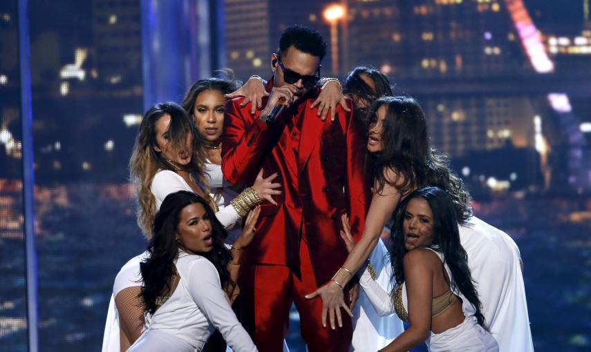 El cantante Chris Brown interpretó 'Fun' en el escenario de los Premios Billboard en Las Vegas, Nevada./ REUTERS/Mario Anzuoni