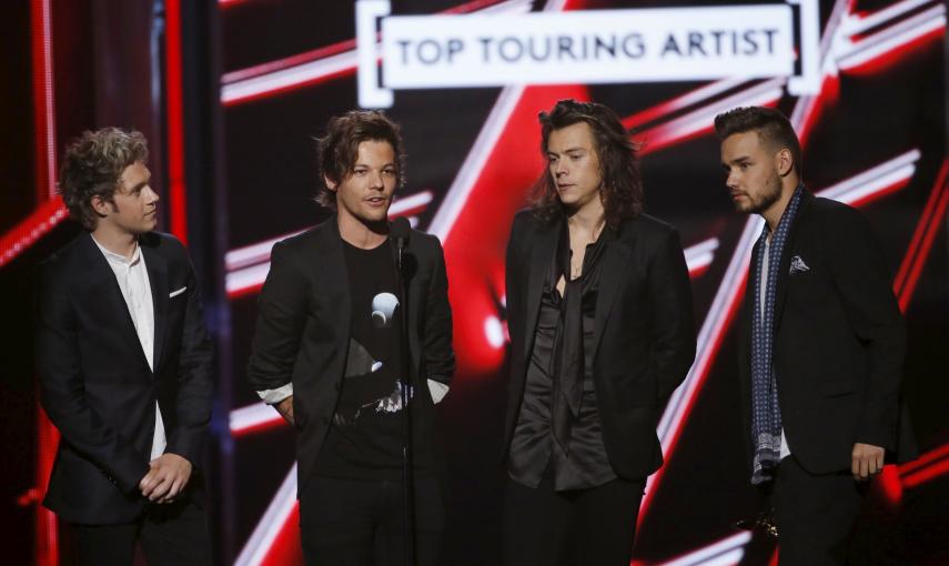 El grupo de música One Direction recibe el premio al mejor dúo y mejor banda durante 2015 en los premios Billboard celebrados este domingo en Las Vegas./ REUTERS/L.E. Baskow