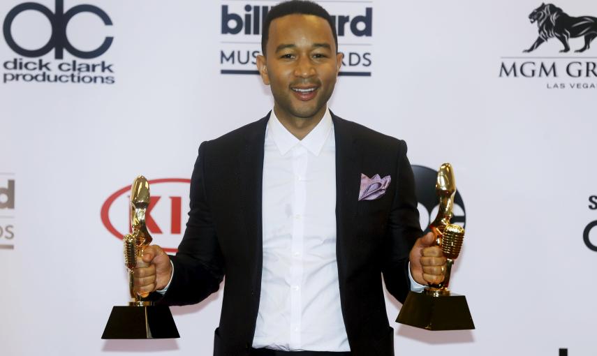 El cantante John Legend posa junto a sus premios a la mejor canción en streaming y a la mejor canción en la radio por 'All of me' en los premios Billboard 2015./ REUTERS/L.E. Baskow