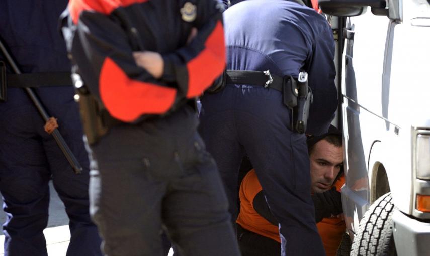 La Ertzaintza desmantela a golpes el muro humano formado en Vitoria para impedir la detención de tres jóvenes militantes de Segi, condenados por pertenencia a banda armada.- EFE/José Ramón Gómez