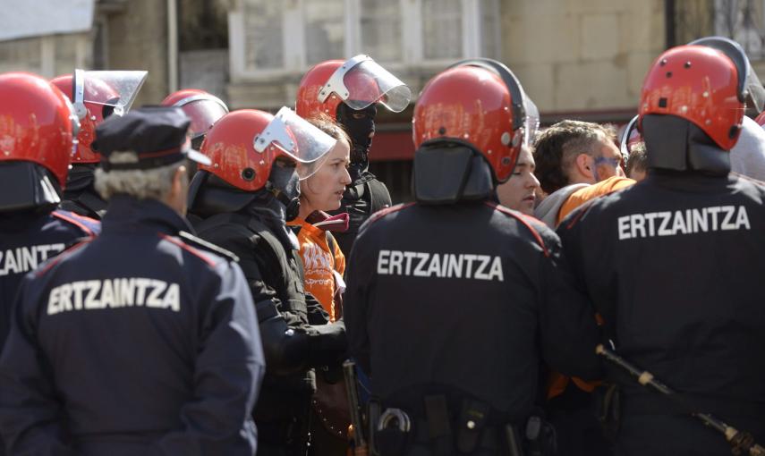 La Ertzaintza desmantela a golpes el muro humano formado en Vitoria para impedir la detención de tres jóvenes militantes de Segi, condenados por pertenencia a banda armada.- EFE/José Ramón Gómez