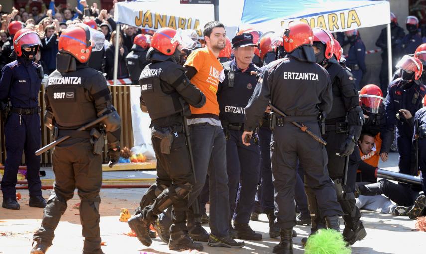 La Ertzaintza desmantela a golpes el muro humano formado en Vitoria para impedir la detención de tres jóvenes militantes de Segi, condenados por pertenencia a banda armada.- EFE/José Ramón Gómez