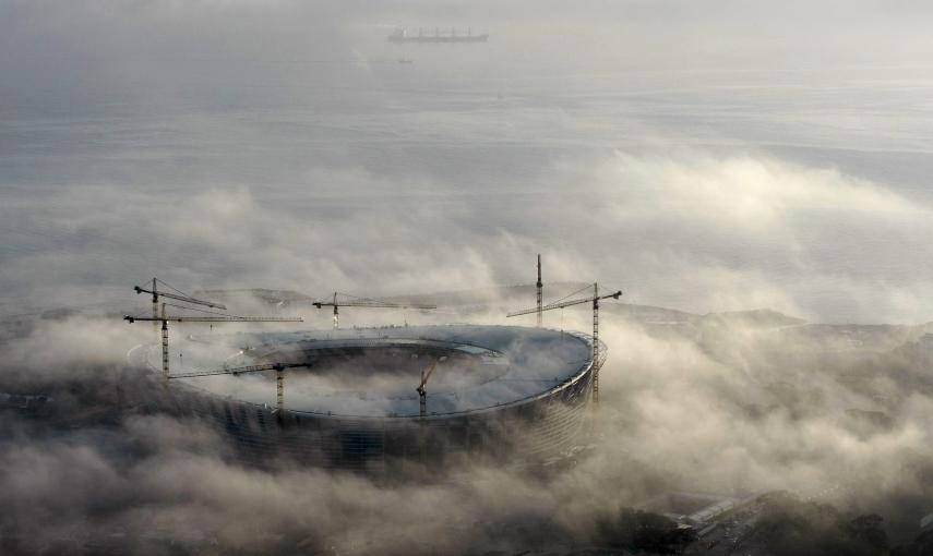 Madrugada de niebla en estadio de futbol del Mundial Green Point de agosto de 2009./REUTERS