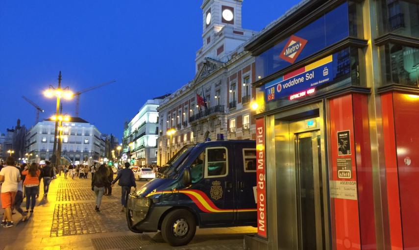 La Policía tenía controlada la Puerta del Sol de Madrid desde primera hora de la noche. Foto: KIKE ÁLVAREZ