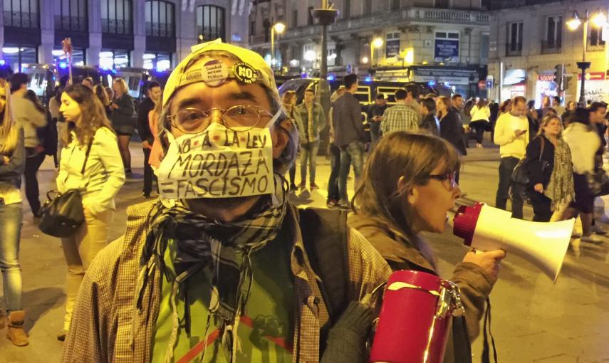 Uno de los asistentes a la concentración convocada por el movimiento 15-M para emitir un "grito silencioso" justo al comienzo de la jornada de reflexión. Foto: KIKE ÁLVAREZ