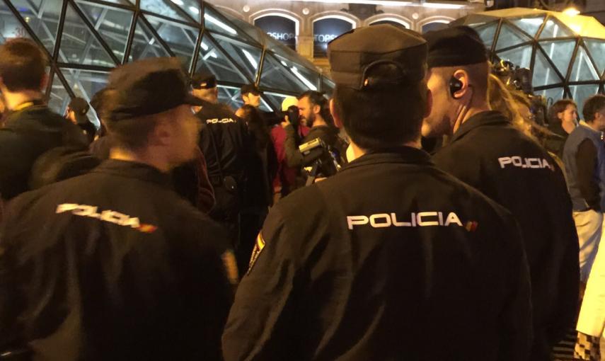 Agentes de la Policía Nacional vigilan a los asistentes a la concentración convocada por el movimiento 15-M para emitir un "grito silencioso" justo al comienzo de la jornada de reflexión, pese a la prohibición de la Junta Electoral Central. Foto: KIKE ÁLV