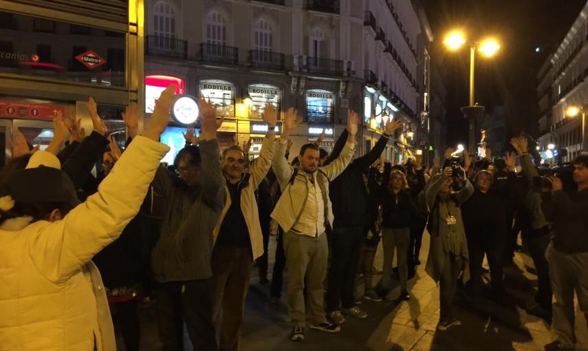 Asistentes a la concentración convocada por el movimiento 15-M para emitir un "grito silencioso" justo al comienzo de la jornada de reflexión levantan sus brazos. Foto: KIKE ÁLVAREZ