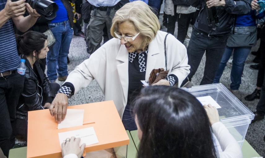 Manuela Carmena, de Ahora Madrid, ha sido la primera candidata en votar. - EFE