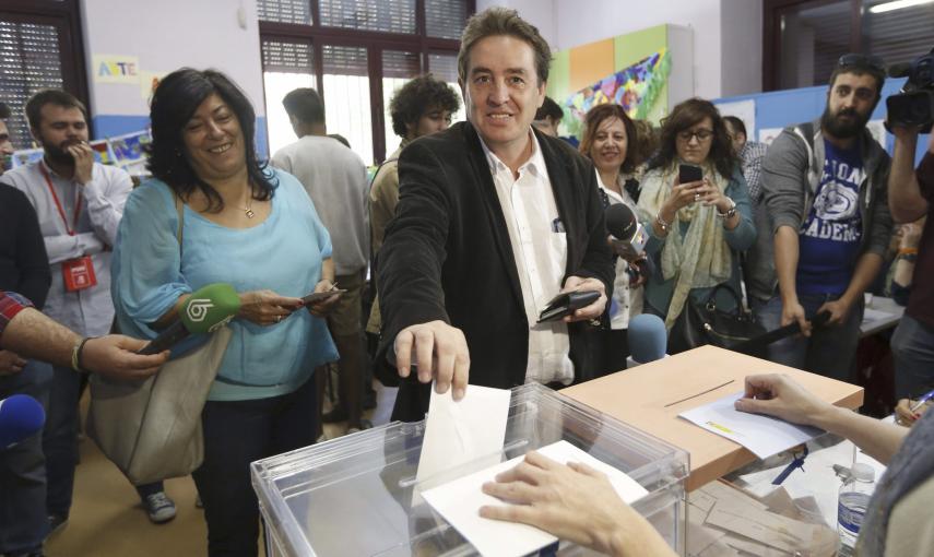 El candidato de IU a la Comunidad de Madrid, Luis García Montero, vota para las elecciones del 24M, acompañado de su mujer, la escritora Almudena Grandes.