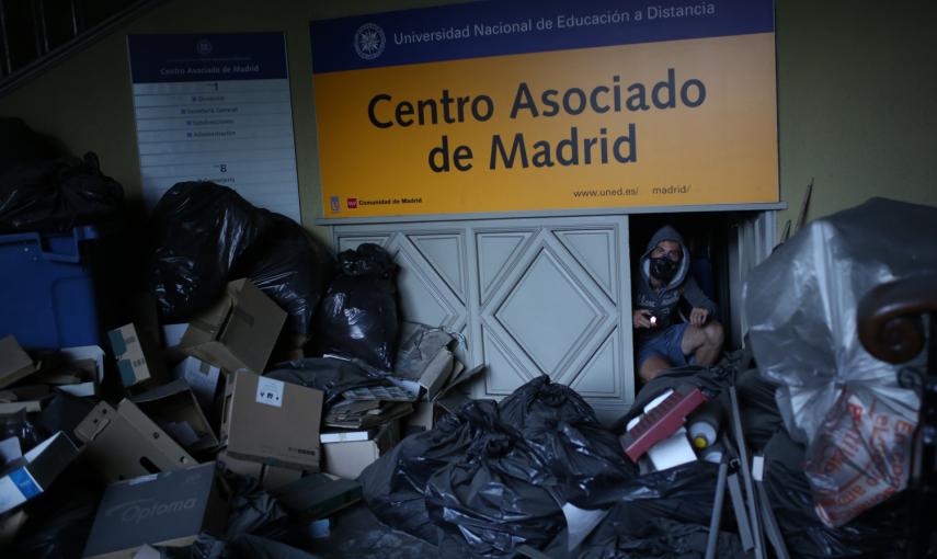 Un activista en el interior del edificio que han okupado en Madrid.- JAIRO VARGAS