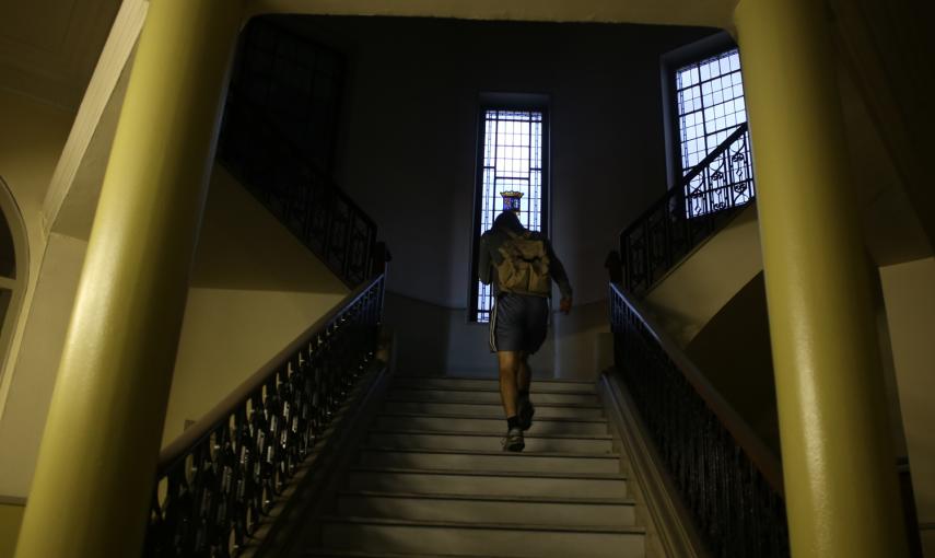 un activista recorre el interior del edificio okupado en el centro de Madrid.- JAIRO VARGAS