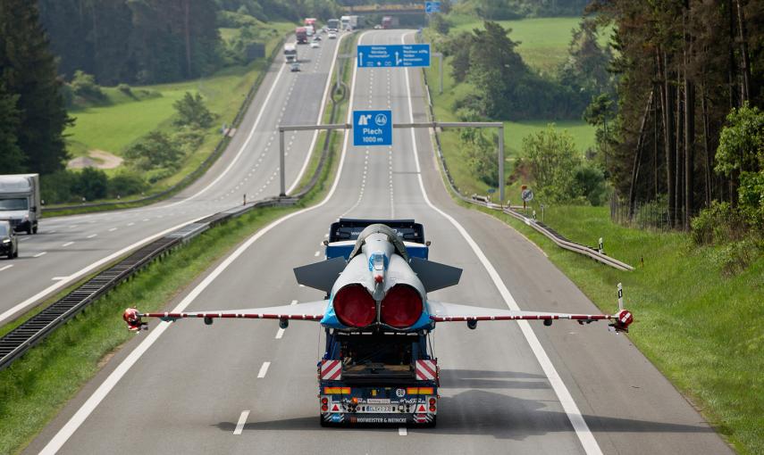 Un avión Eurofighter dañado es transportado por carretera a una fábrica en Manching, al sur de Alemania.- DANIEL KARMANN (AFP)