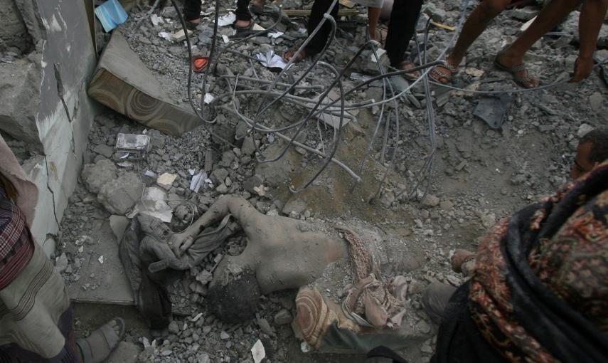 El cuerpo de un hombre, bajo los escombros de un edificio descuido por un ataque aéreo saudita en la ciudad de Taiz en Yemen.- REUTERS/STR