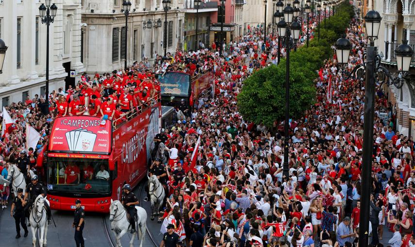 El Sevilla celebra el campeonato de la Europa League en las calles de la capital andaluza.- MARCELO DEL POZO (REUTERS)