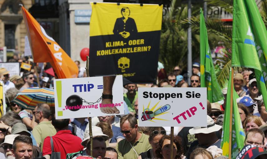Manifestantes con pancartas contra el TTIP en la marcha contra el acuerdo comercial entre EEUU y la UE y contra el G-/ en Múnich, ante la cumbre de los siete países más ricos del mundo que se celebrará el 7 y 8 de junio en Baviera. REUTERS/Wolfgang Rattay
