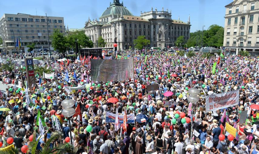 Imagen de la manifestación contra el TTIP y contra el G-7 en Múnich, ante la cumbre de los siete países más ricos del mundo que se celebrará el 7 y 8 de junio en Baviera. EFE/Sven Hoppe