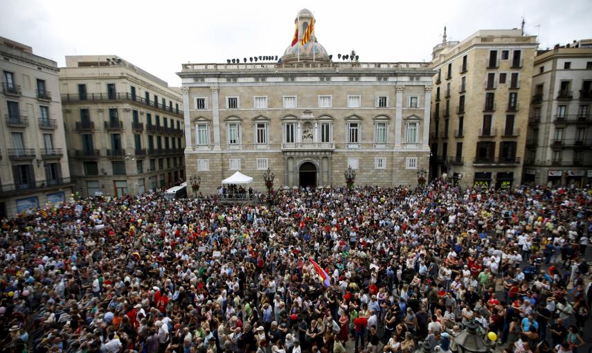 Miles de personas, en la plaza de Sant Jaume, siguiendo por pantallas gigantes la proclamación como alcaldesa de Ada Colau./EFE
