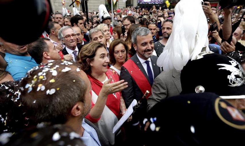 La candidata de Barcelona en Comú, Ada Colau, saluda a sus seguidores en la plaza de Sant Jaume tras ser proclamada primera alcaldesa de la capital catala./EFE/Alberto Estévez