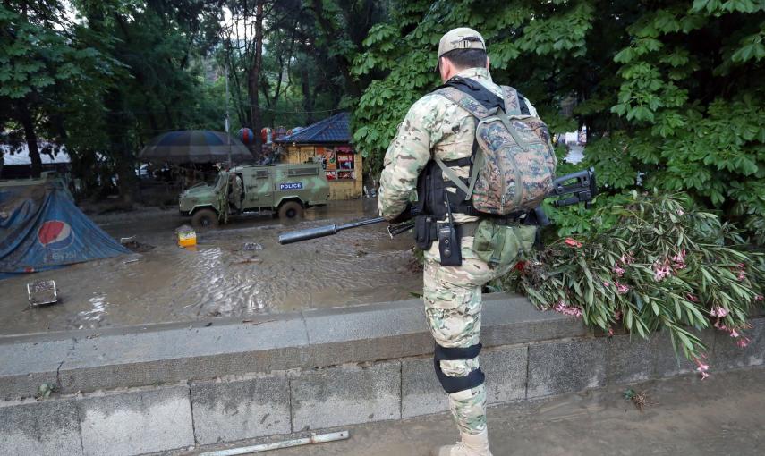 Un policía fuertemente armado vigila cerca de un parque en Tblisi después de la fuga de varios animales del zoo de la capital de Georgia por  las fuertes inundaciones. EFE/EPA/BESO GULASHVILI