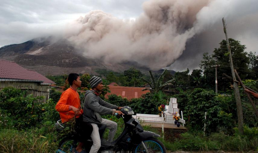 El Centro de Mitigación de Volcanes y Desastres Geológicos ha elevado el nivel de alerta después de que el volcán haya registrado seis erupciones de ceniza volcánica en su zona sureste con una altura de hasta dos kilómetros./ REUTERS