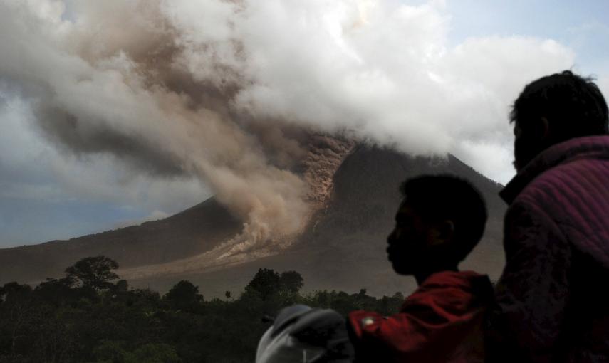 Por el momento no se han registrado víctimas, si bien los flujos piroclásticos del volcán mataron a catorce personas en febrero de 2014. El Sinabung es uno de los alrededor de 130 volcanes activos existentes en el país. En 2010, la erupción del monte Mera